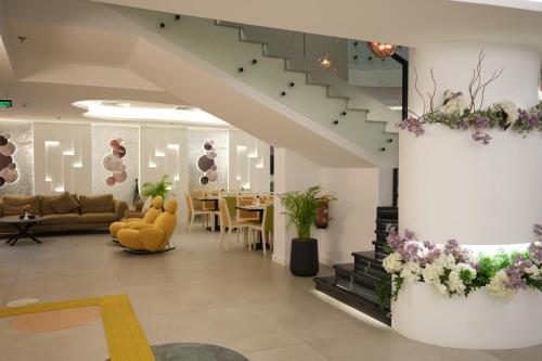a lobby with a couch and a dining room at Casablanca Elite in Jeddah