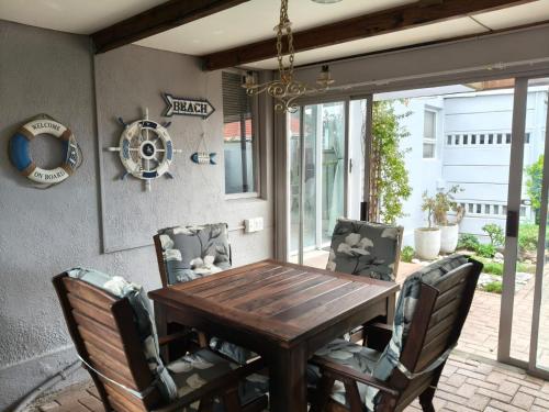 En balkon eller terrasse på Strand and Sea Cottage