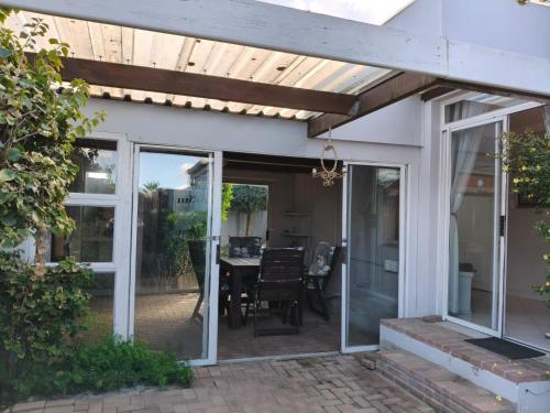 En terrasse eller udendørsområde på Strand and Sea Cottage