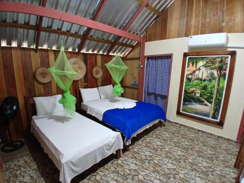 a room with two beds and a window at Trapiche Eco Amazon Lodge in Iranduba