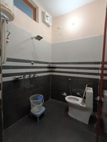 a bathroom with a toilet and a sink at Geetanjali Palace Hotel & Restaurant in Rudraprayāg