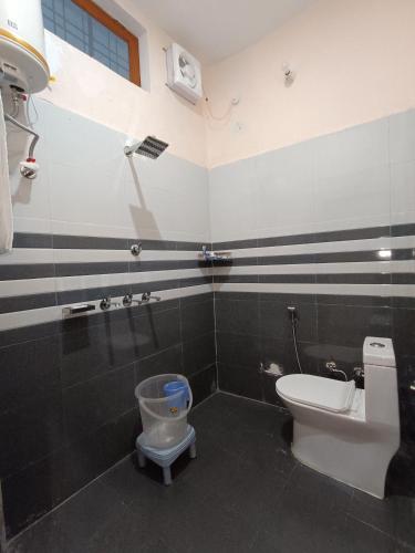 a bathroom with a toilet and a sink at Geetanjali Palace Hotel & Restaurant in Rudraprayāg