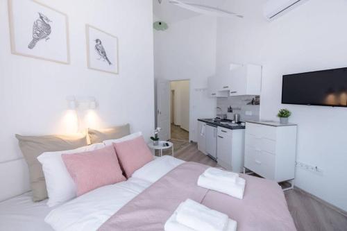 Studio at fantastic location with AC