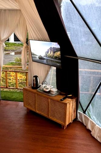 a tv in a tent with a table at Afton Boba 2 Sikunir in Kejajar