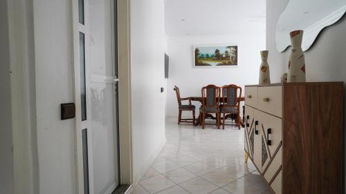 ein Flur mit einem Tisch und Stühlen in einem Zimmer in der Unterkunft Vacances sans effort au centre de la ville in Tangier