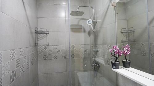 ein Badezimmer mit Dusche mit Glastür in der Unterkunft Vacances sans effort au centre de la ville in Tangier