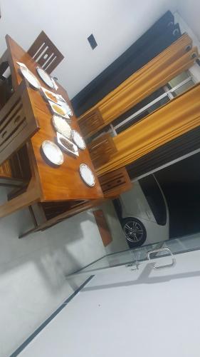 DikoyaにあるGolden Waters Stay&Dineの車の屋根の上のギター