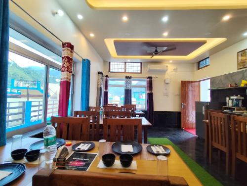 a dining room with a table and chairs at Geetanjali Palace Hotel & Restaurant in Rudraprayāg