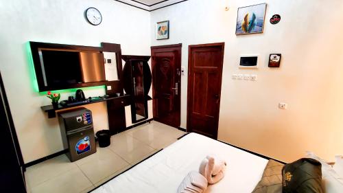 a room with a bed and a tv on the wall at فندق سمو العرب 