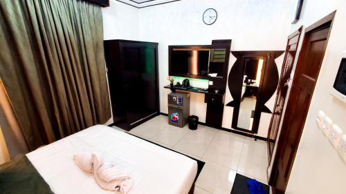 a small room with a bed and a tv and a television at فندق سمو العرب 