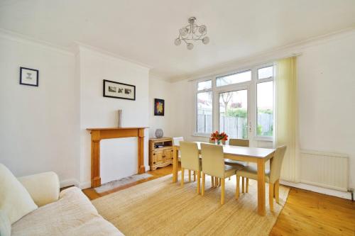 Posezení v ubytování London 3 Bedroom House