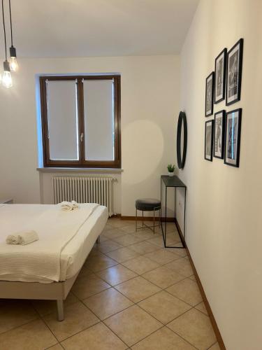 a bedroom with a bed and a window at La Casetta di Tommi in Sandra