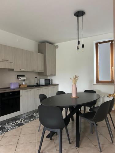 a kitchen with a table and chairs in a kitchen at La Casetta di Tommi in Sandra