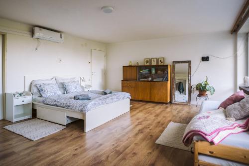 Gallery image of Terra Farma Cottage, cozy urban escapes here! in Chraštice