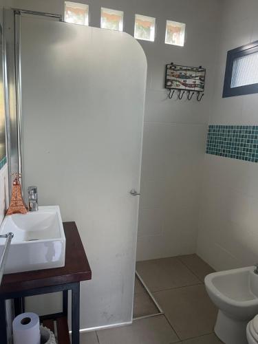 a bathroom with a shower and a sink and a toilet at Alma Quinta Maschwitz muy cerca de Temaiken in Maquinista Savio