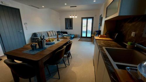 Kuchyň nebo kuchyňský kout v ubytování KamaresCozySuites