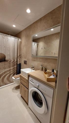 Koupelna v ubytování KamaresCozySuites