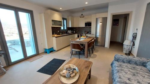 Kuchyň nebo kuchyňský kout v ubytování KamaresCozySuites