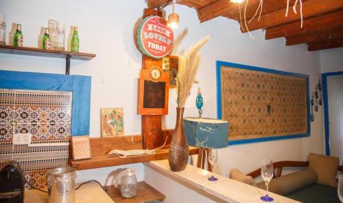 a room with a table with a sign on the wall at Loft Deluxe avec accès Piscine in Tozeur