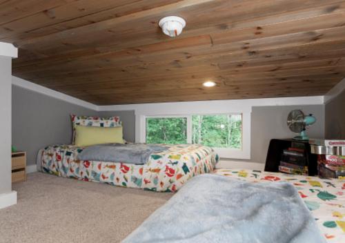 Un dormitorio con dos camas y techo de madera. en Tikabee Timbers - Minutes to Mentone & Desoto Falls, en Mentone