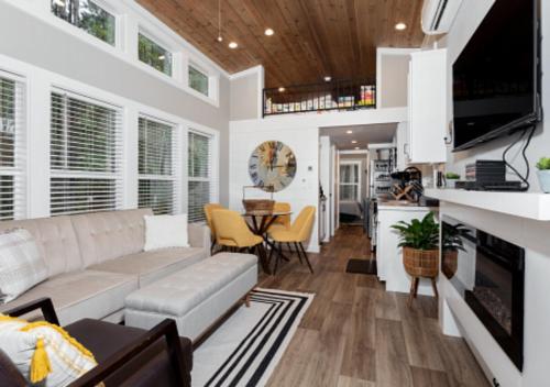 una sala de estar con un sofá y una mesa en Tikabee Timbers - Minutes to Mentone & Desoto Falls, en Mentone