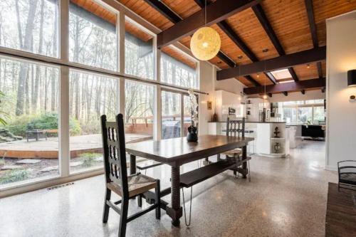 O bucătărie sau chicinetă la [RARE] Buckhead Mid-century Masterpiece!