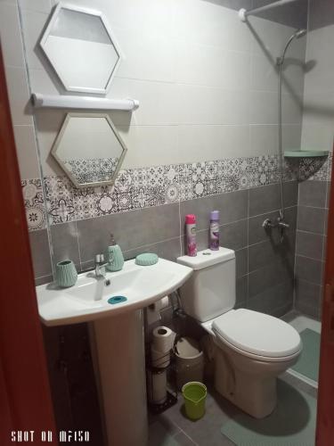 Bilik mandi di Luxury apartment with air conditioning
