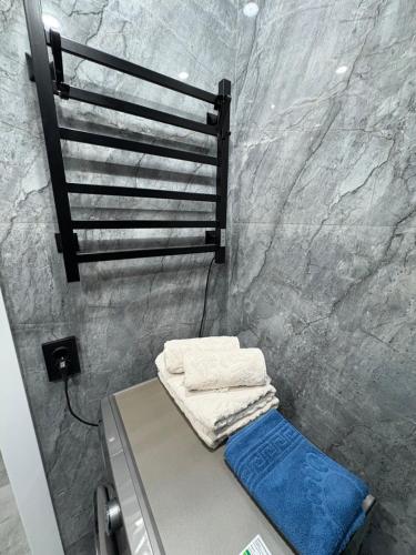 ein Stapel Handtücher auf einer Maschine in einem Badezimmer in der Unterkunft ЖК Панорама Парк Костанай in Qostanai