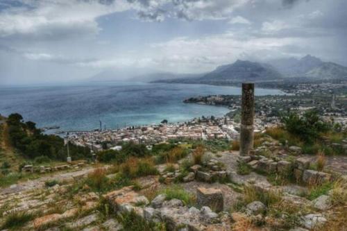 a view of a city and a body of water at SOLUNTUM - locazione turistica in Santa Flavia
