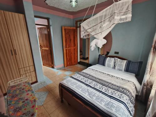 a bedroom with a bed in a room at Balozi Homes Nyeri in Nyeri