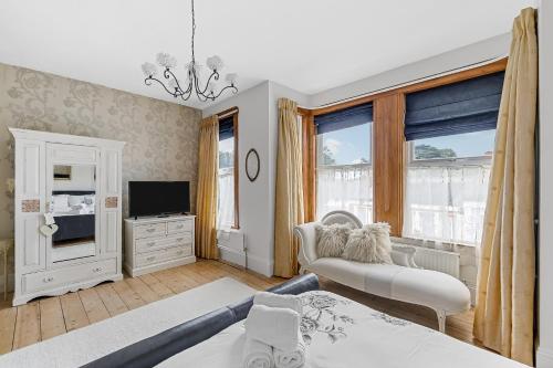 a living room with a couch and a tv at Large 4 Bed Town House Ideal for Contractors & Family Friendly in Great Central Location in Plymouth