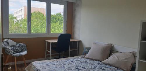 a bedroom with a bed and a desk and a window at Le Skyline - 3 Chambres Indépendantes, lits doubles in Nantes