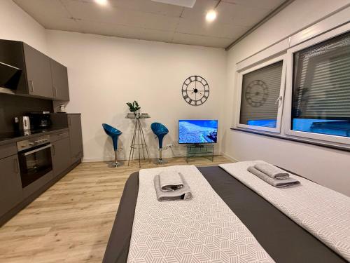a room with a bed and a tv in it at NEU Golden Apartment Zentrum Goldstadt Pforzheim Schlössle in Pforzheim
