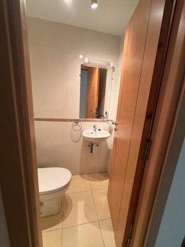 a bathroom with a toilet and a sink at Appartement Spacieux et cosy in Chouiter
