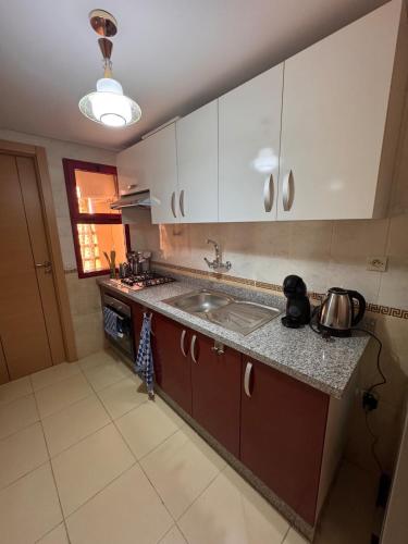 a kitchen with a sink and a counter top at Appartement Spacieux et cosy in Chouiter