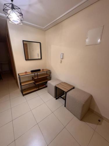 a room with a table and a mirror on the wall at Appartement Spacieux et cosy in Chouiter