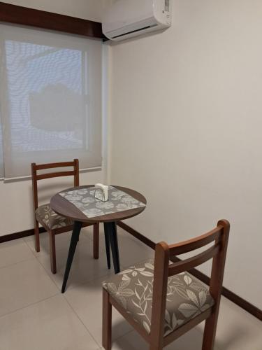 a table and two chairs in a room at Apartamento de 1 dormitorio para persona sola o pareja in Santa Cruz de la Sierra