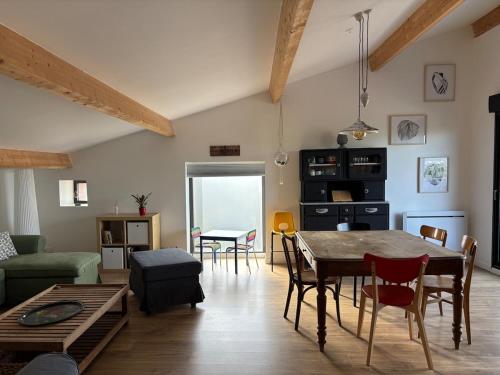 een woonkamer met een tafel en een bank bij Casalleia in Bergonne