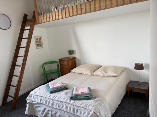 een slaapkamer met een bed met twee handdoeken erop bij Casalleia in Bergonne