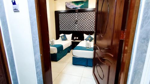 a small room with two beds in a room at فندق سمو العرب 