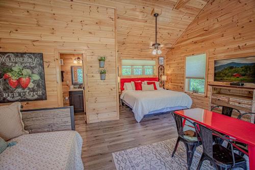 Ένα ή περισσότερα κρεβάτια σε δωμάτιο στο Cozy cabin in Pigeon Forge with Hot Tub
