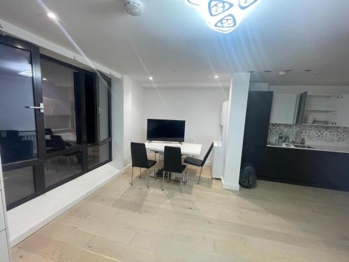 una sala da pranzo con tavolo e sedie e una cucina di Spacious Flat for Professional a Slough