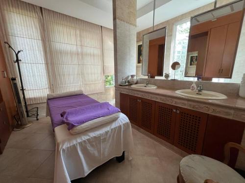 Koupelna v ubytování Rainbow Arokaya Holistic Longevity Wellness Resort - Riverfront Room 6