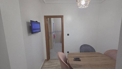 Appartement 2 avec piscines, vue sur mer et accès à la plage à Achakar Hill, Tangerにあるテレビまたはエンターテインメントセンター