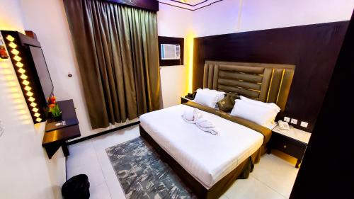 a hotel room with a bed and a window at فندق سمو العرب 
