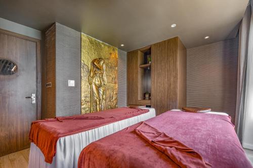 Paradise Hotel - Pool , Sky Lounge , Gym - Massage & Wellnessにあるベッド