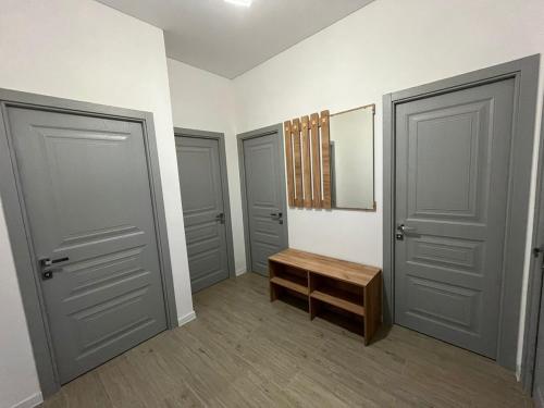 a room with two doors and a bench in it at Toon 33 in Koghb