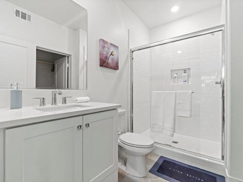 Koupelna v ubytování Beautiful Irvine Grand Park Community Cozy and Comfortable Home