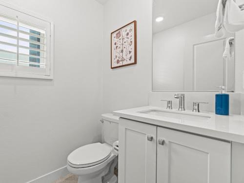 Koupelna v ubytování Beautiful Irvine Grand Park Community Cozy and Comfortable Home
