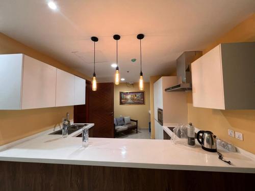 Кухня или мини-кухня в Homies Apartments in DHA phase 4 Gold crest Mall
